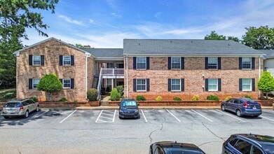 Building Photo - Prime Greenville Location! 3BR Ground Floor Condo in Gated Community