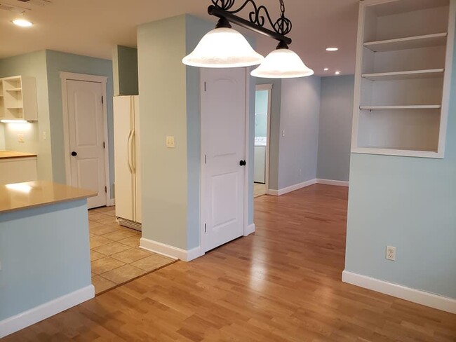 Building Photo - 2002 Voltaire Dr