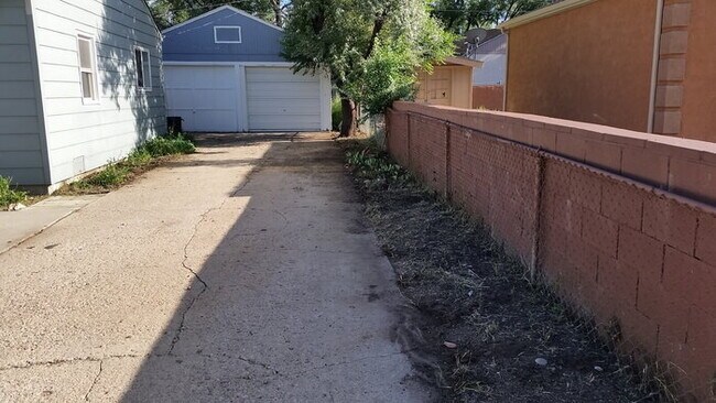 Building Photo - Charming Updated Rancher in the Heart of C...