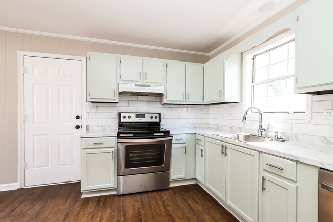 Building Photo - 638 S Elm St