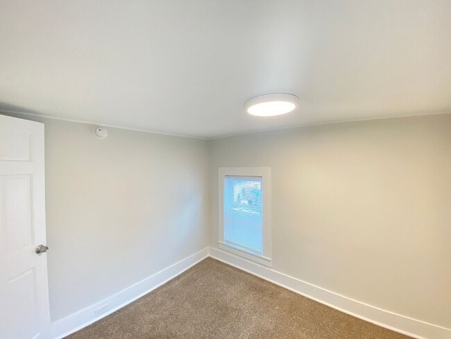 Building Photo - 8 Parkinson Ct