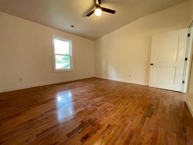 Building Photo - Big and Beautiful House with attached 1br ...