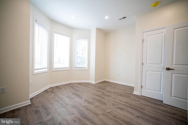 Building Photo - 2049 Snyder Ave