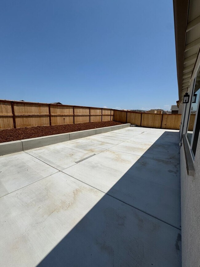 Building Photo - Three Bedroom, Two Bath Single-Story Canyon Solar Home in Folsom SEE VIDEO