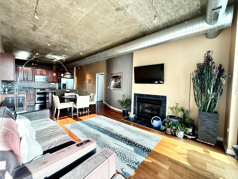 Building Photo - 125 E 13th St