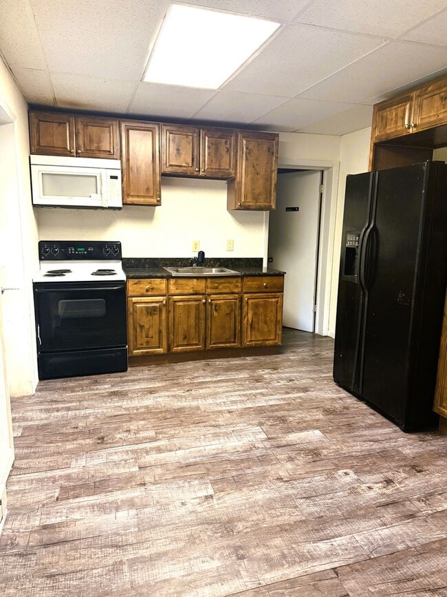 Building Photo - Two-Bedroom Lower Duplex Near Downtown Ban...