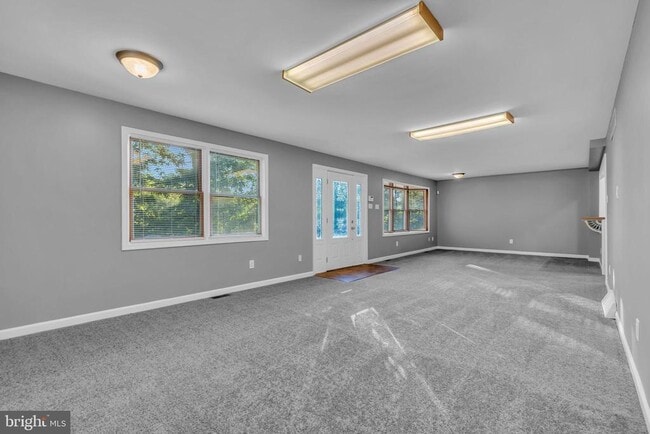 Building Photo - 165 Lakeview Dr N