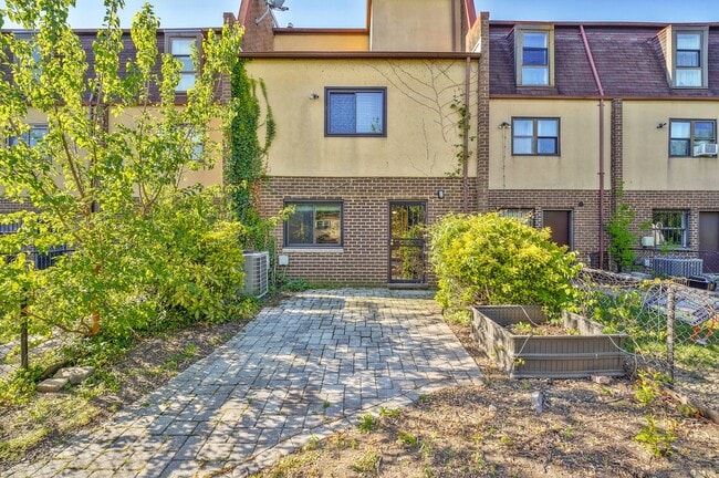 Building Photo - 1339 Riggs St NW