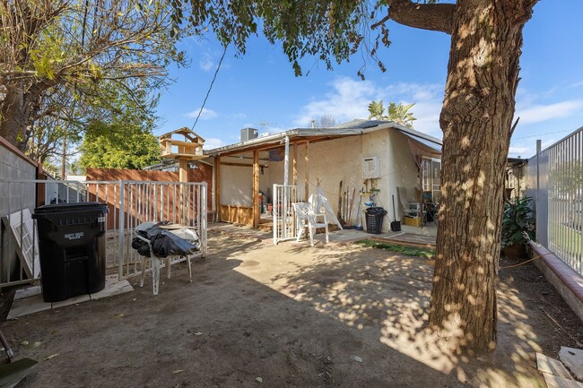 Building Photo - Gorgeous 3-Bedroom Home in Reseda!