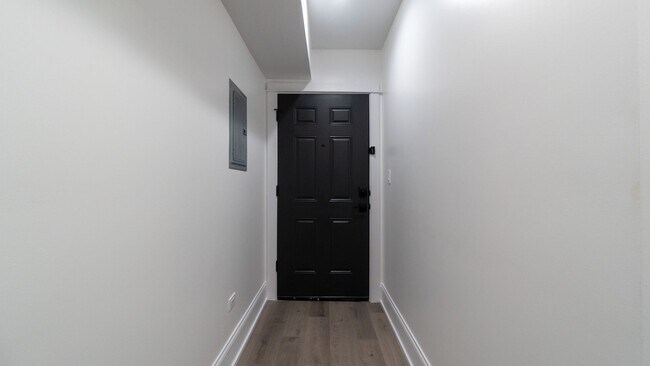 Building Photo - Contemporary 2-Bed, 2-Bath Garden Apartment in Uptown – Move-In Ready!