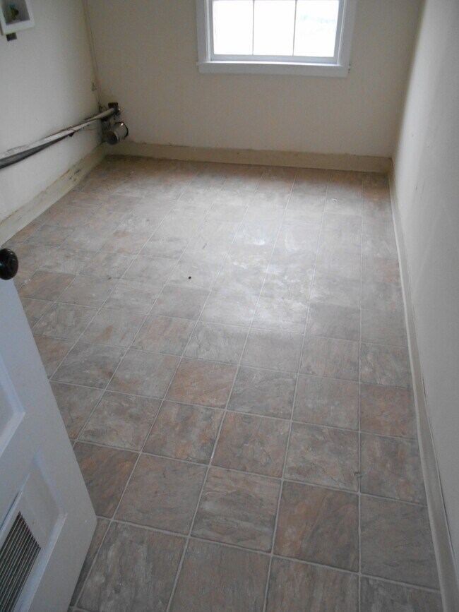 Building Photo - 3865 Roseberry St