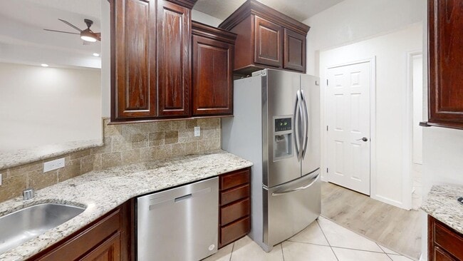 Building Photo - 2207 Boxwood Cir