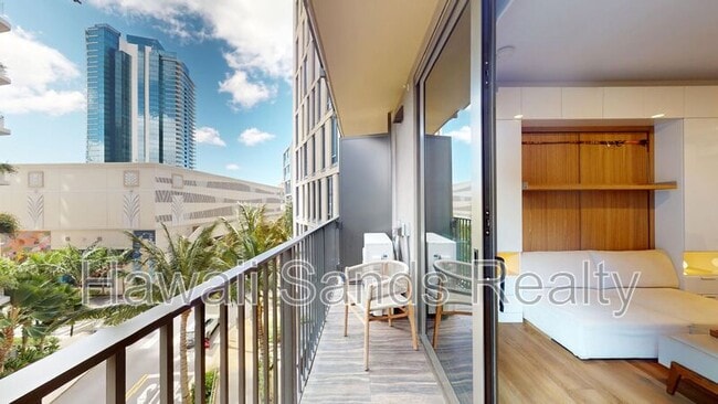 Building Photo - 987 Queen St