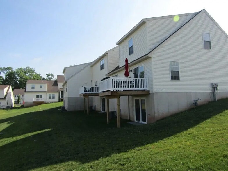 Building Photo - 2 Broken Arrow Dr