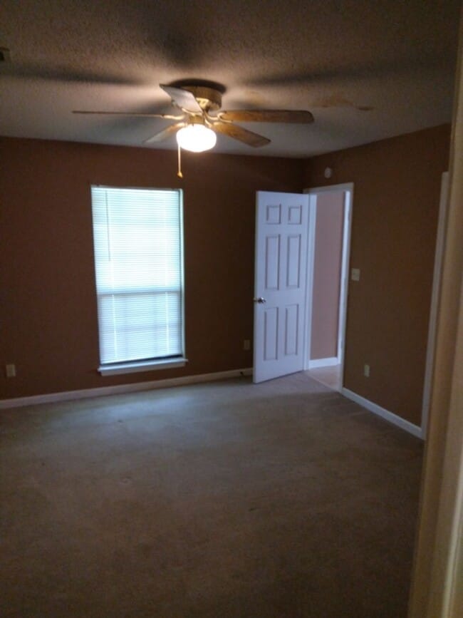 Building Photo - Bell River