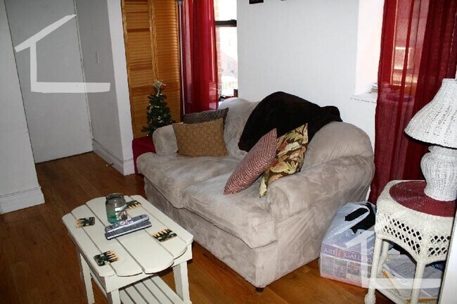 Building Photo - 3Br/1Bth apartment in Boston! Great location! Laundry in UNIT!