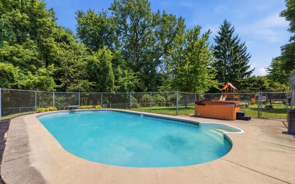 Building Photo - 9505 Thornwood Dr