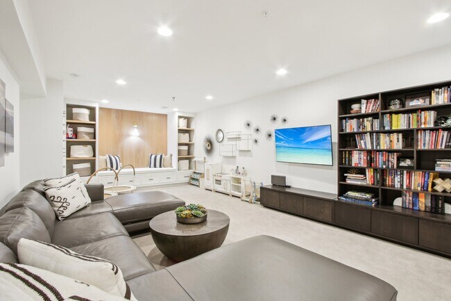Building Photo - 267 Clementina St