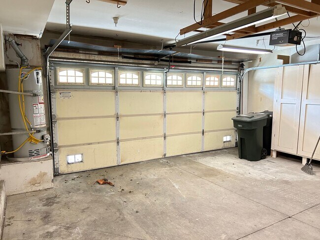 Building Photo - Updated 3 Bed/2.5 Bath Townhome in Gate Community in Anaheim