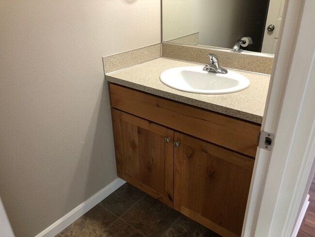 Building Photo - Newer 4 bed 2.5 bath duplex