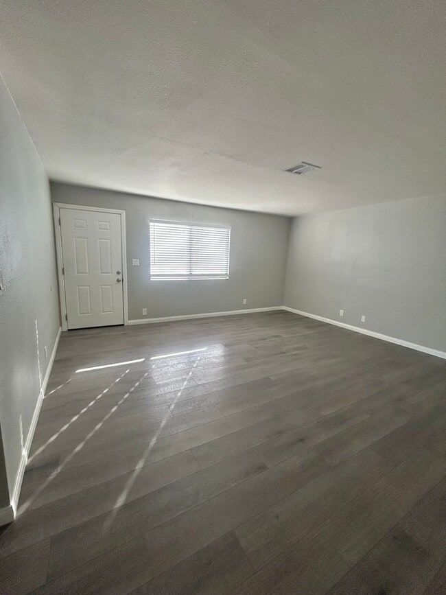 Building Photo - Welcoming 3 Bedroom 1.5 Bathroom Home ** MOVE IN SPECIAL**
