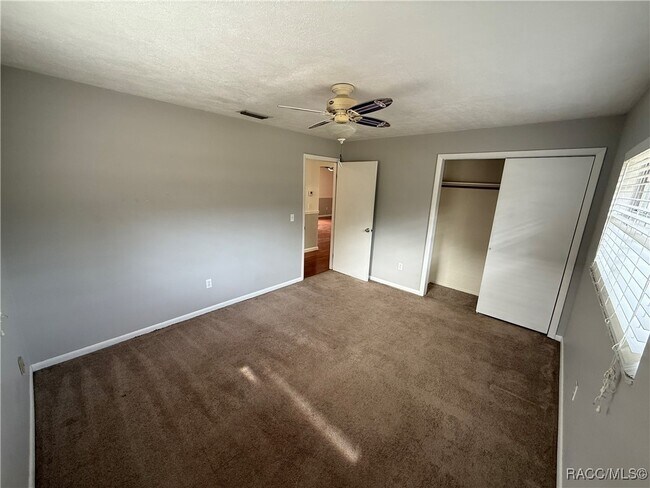 Building Photo - 920 N Lyle Ave