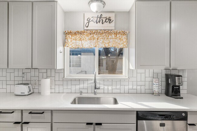 Building Photo - 2753 Larkspur Ln