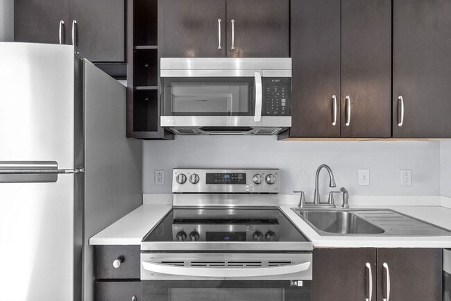 Building Photo - Beautiful 2 Bedroom Condo For Rent Near APSU!