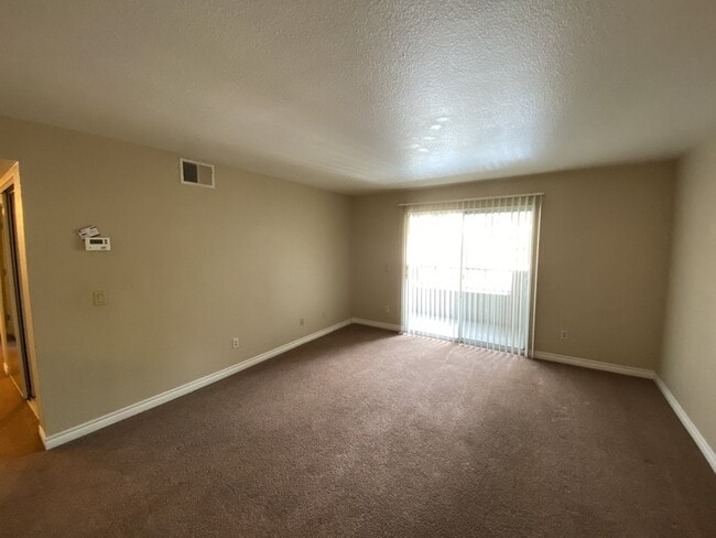 Building Photo - 3 Bedroom 2 bath condo located on second floor.
