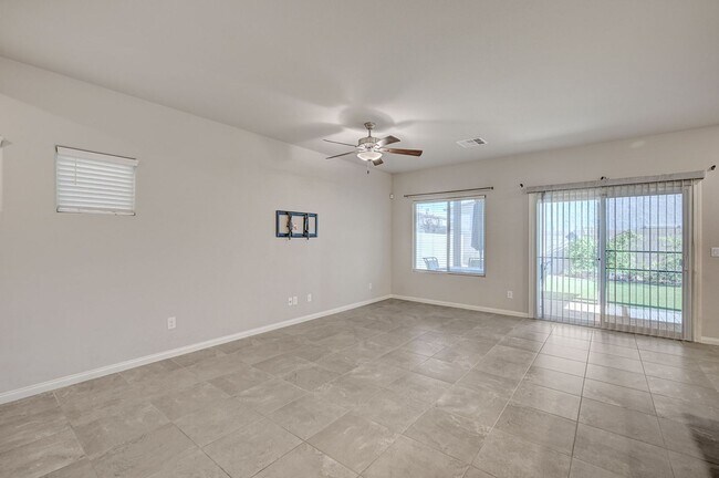 Building Photo - Spacious 4 Bedroom Home!