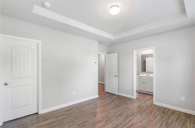 Building Photo - 717 St James Pl