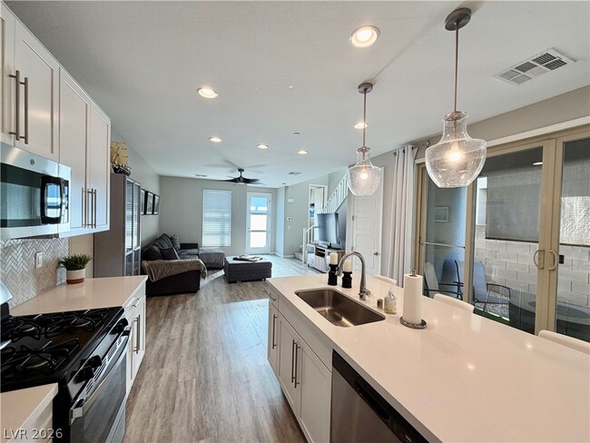 Building Photo - 572 Pear Lake St