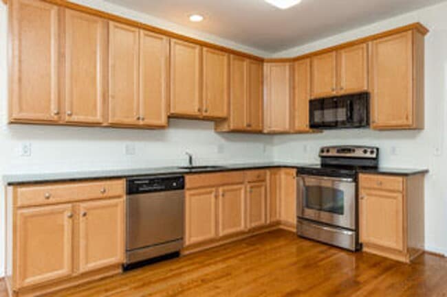 Building Photo - Spacious, Large, Luxury 3 Bedroom Townhous...