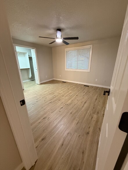 Building Photo - 1093 W Waltman Dr