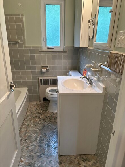 Building Photo - 12 Troy Dr