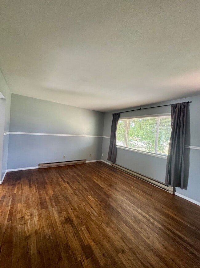 Building Photo - Renovated 2 bed 1 bath duplex near town ce...
