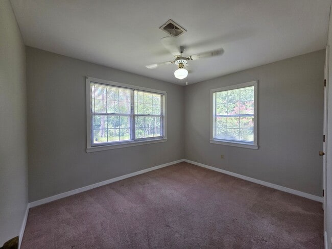 Building Photo - 4BR/2BA lake view home with covered back p...