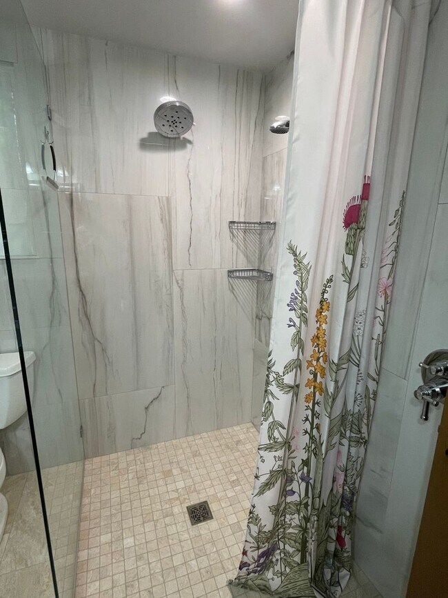 Building Photo - Lovely Furnished Honeymoon Bay Apartment!