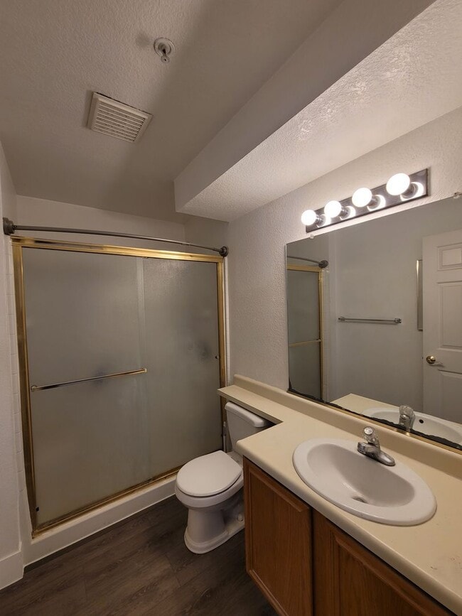 Building Photo - 3-bed 2-bath townhouse with a breathtaking Delta view!