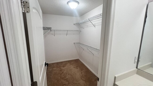 Building Photo - Beautiful Upgraded 3 Bedroom and 2 1/2 Bat...