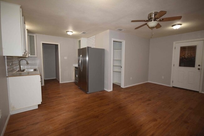 Building Photo - 3 bedroom, 2 bathroom home situated on a full acre in Gatesville with additional storage!