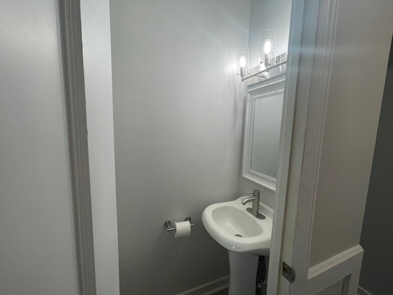Half bath - 10334 Adirondack View Hts
