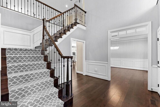 Building Photo - 8138 Rondelay Ln