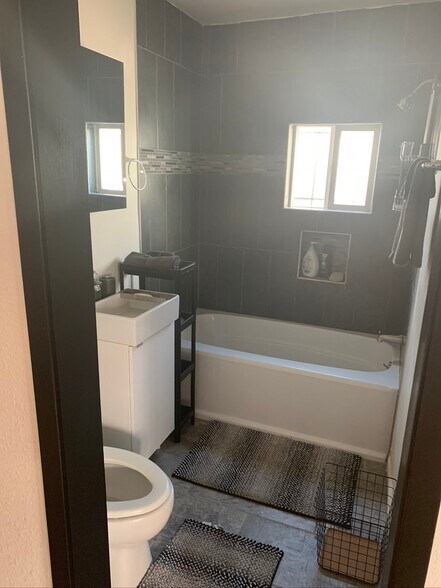 Building Photo - 2717 W Vernon Ave