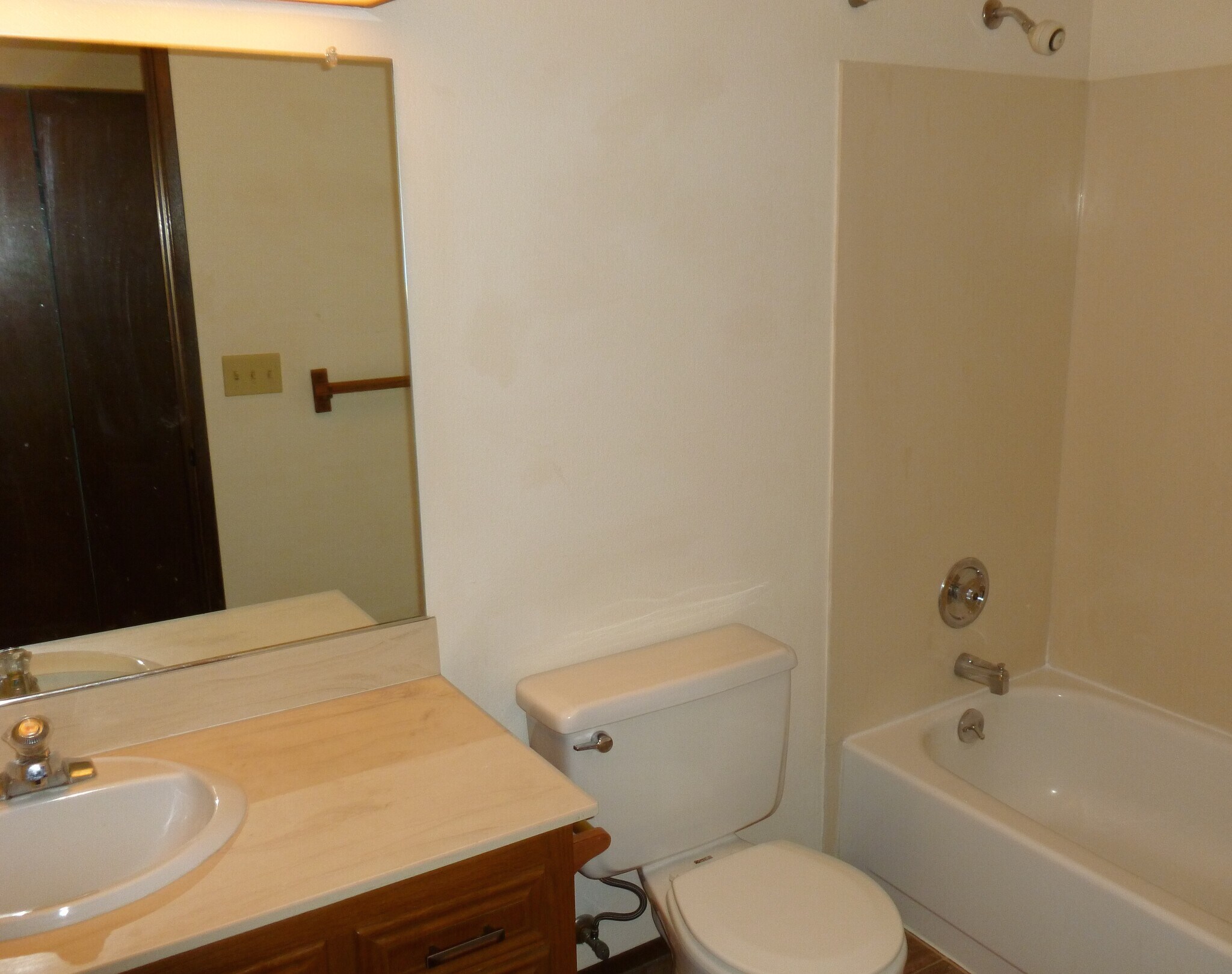 full bath - 4511 Greenwood Ave N