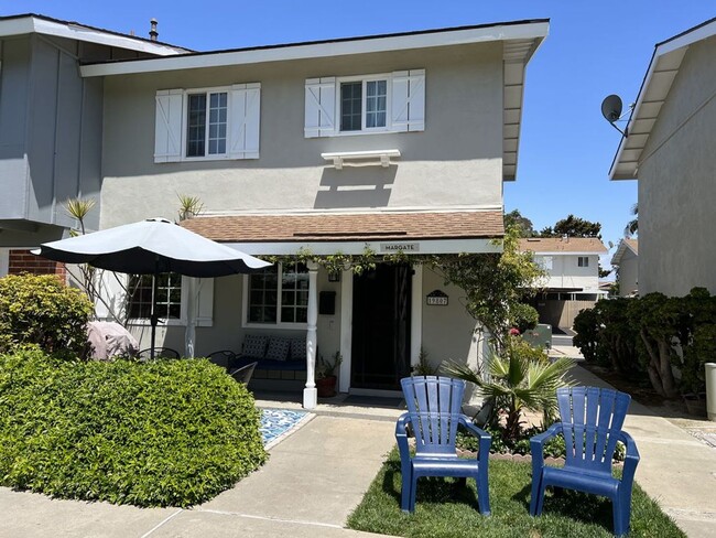 Building Photo - Bright & Airy 2-Bedroom End Unit Townhome