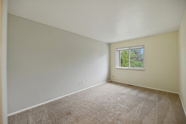 Building Photo - $1,645.95, 2 bed, 1.5 bath, located in Lakewood with Washer and Dryer
