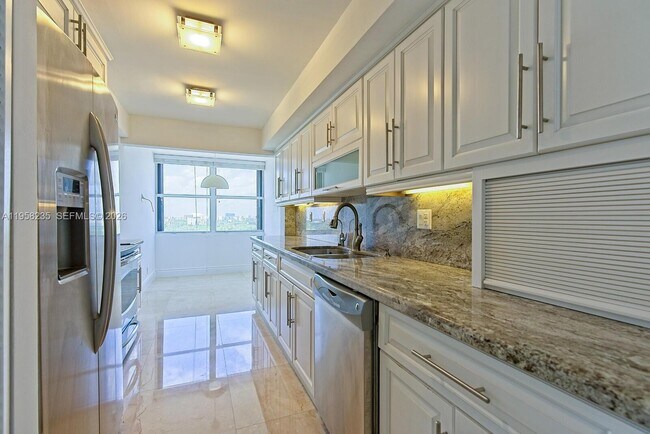 Building Photo - 1925 Brickell Ave