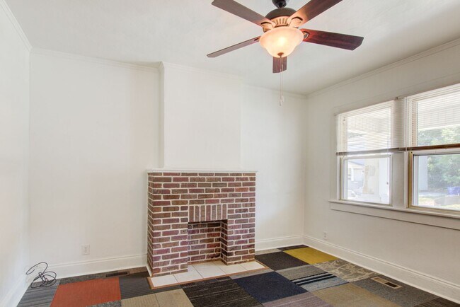 Building Photo - 6 Bed, 1.5 Bath Home in Granby School Dist...