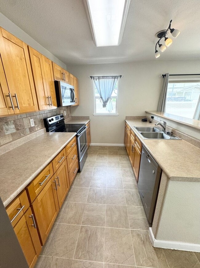Building Photo - Rarely available 3/2.5 townhome in Kapolei!